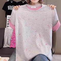欧米の灰色の肩の半袖のtシャツの女性の2025年の夏の新型の丸首の百合のデザイン感のカジュアルな上着のファッション