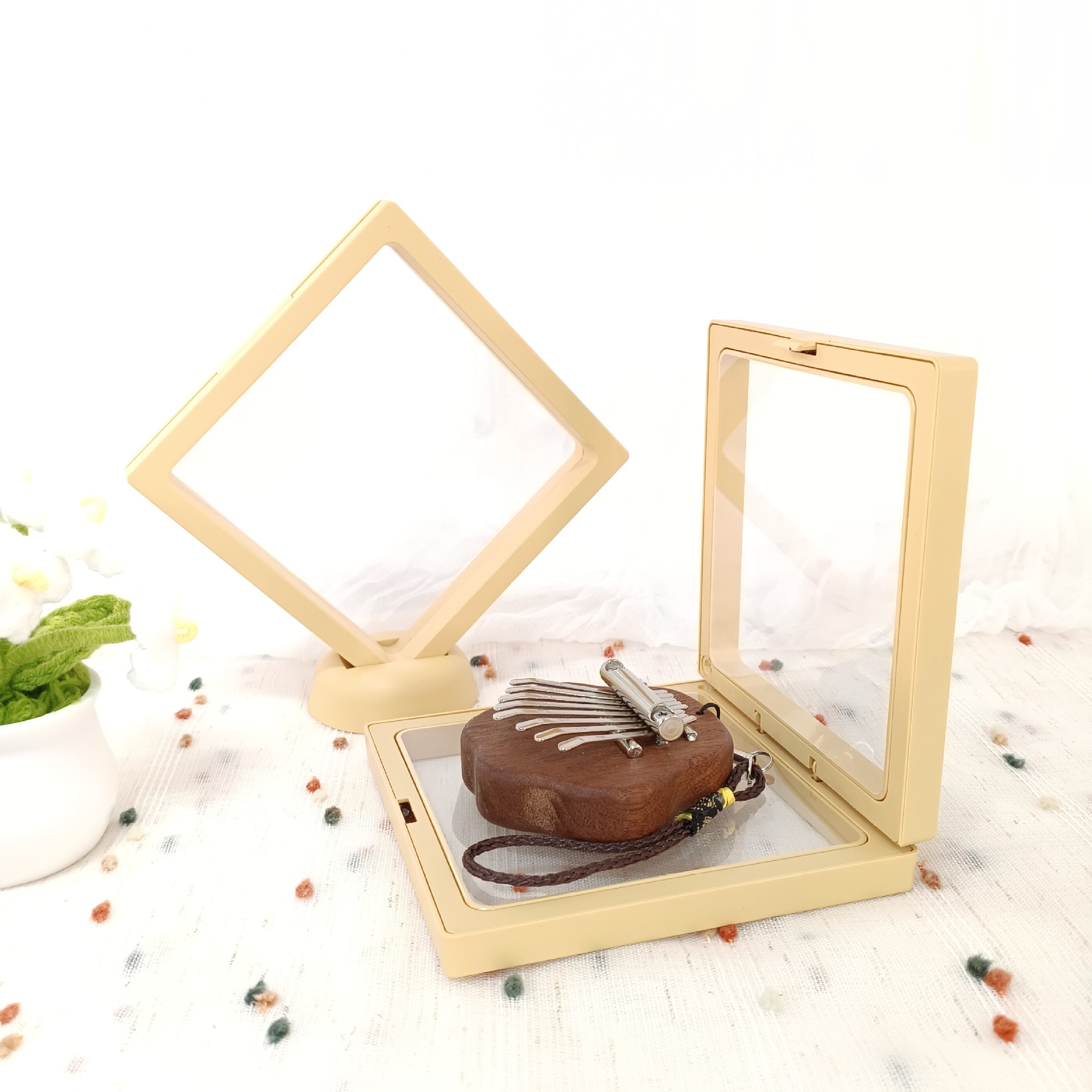 透明薄膜悬浮盒配底座拇指琴小乐器防尘收纳盒饰品摆件包装展示盒