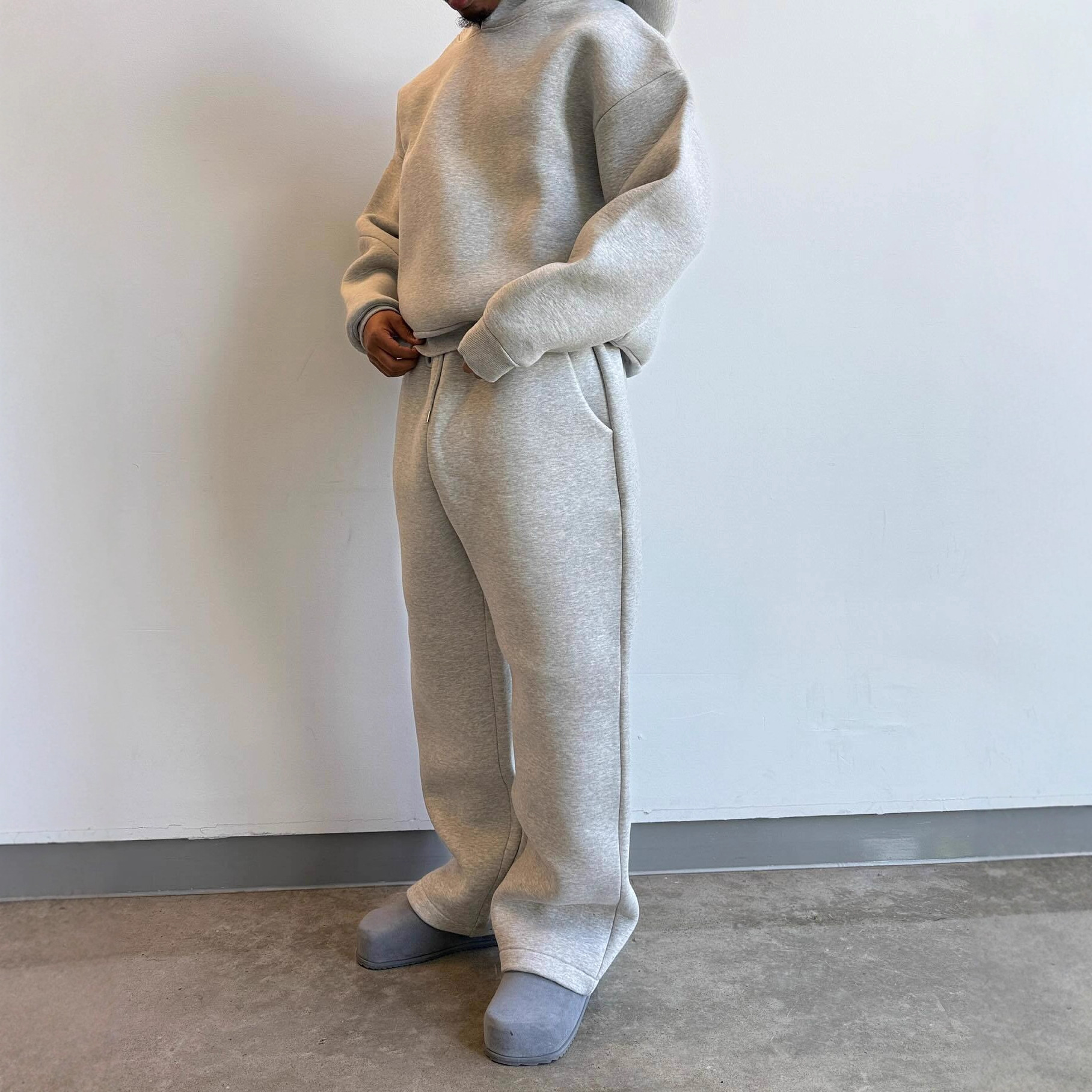 Der Saint Alexander Trainingsanzug ist ein Verkaufsschlager und besteht aus einem flauschigen Kapuzenpullover und einer Hose aus atmungsaktivem Air-Layer-Gewebe._voghion.com