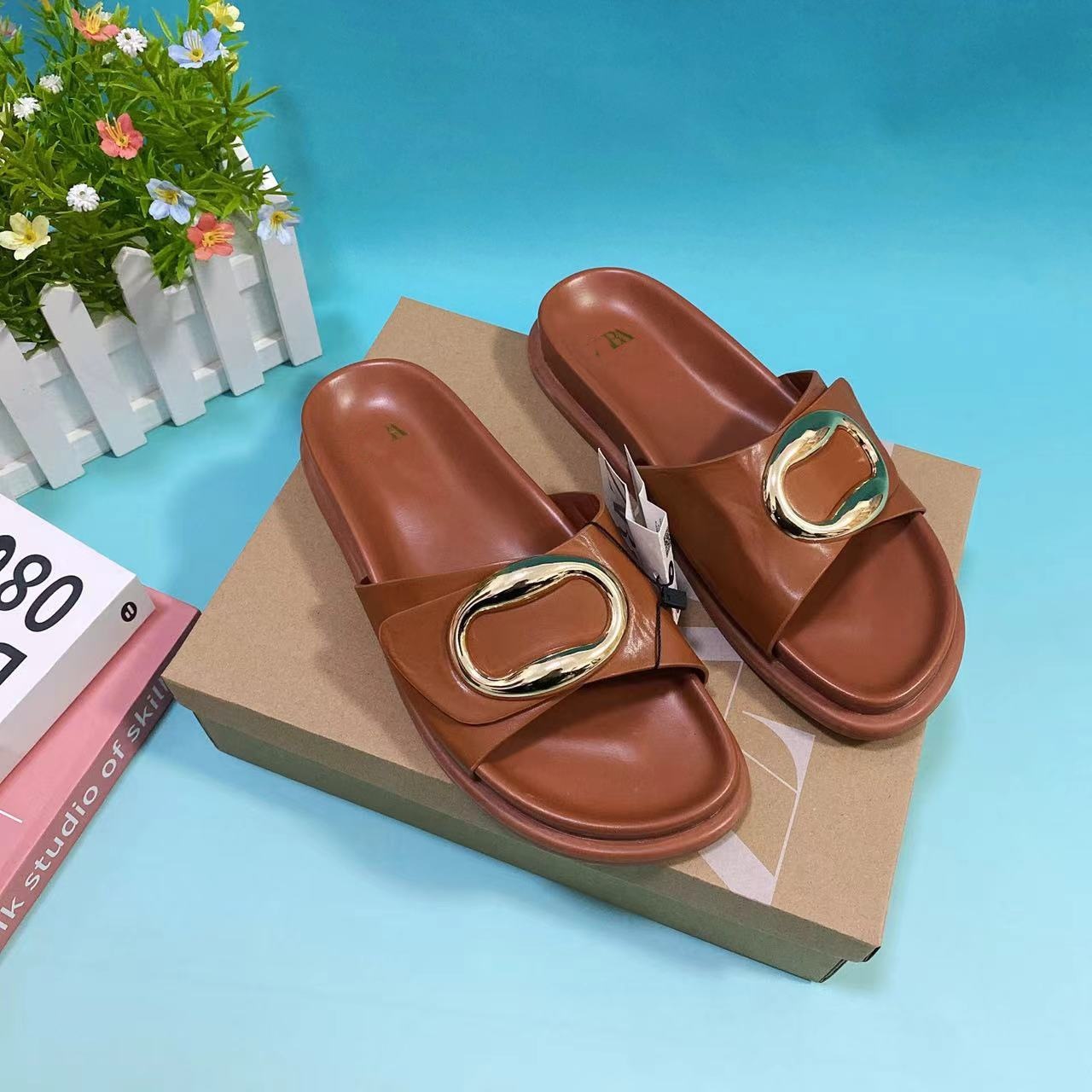 Comfortabele dames slippers met metalen gesp en dikke zool_voghion.com