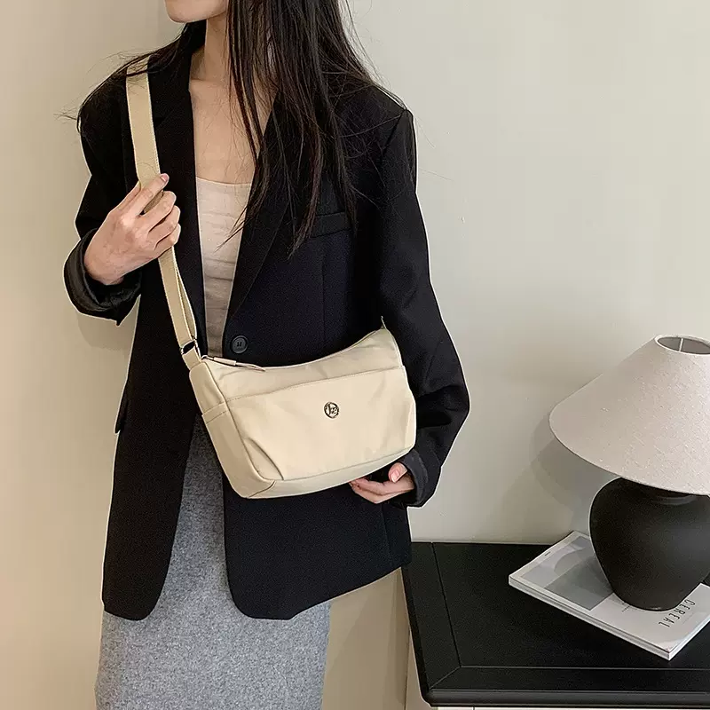 2025春季时尚休闲百搭包包女轻便款尼龙斜挎包大容量女士单肩包