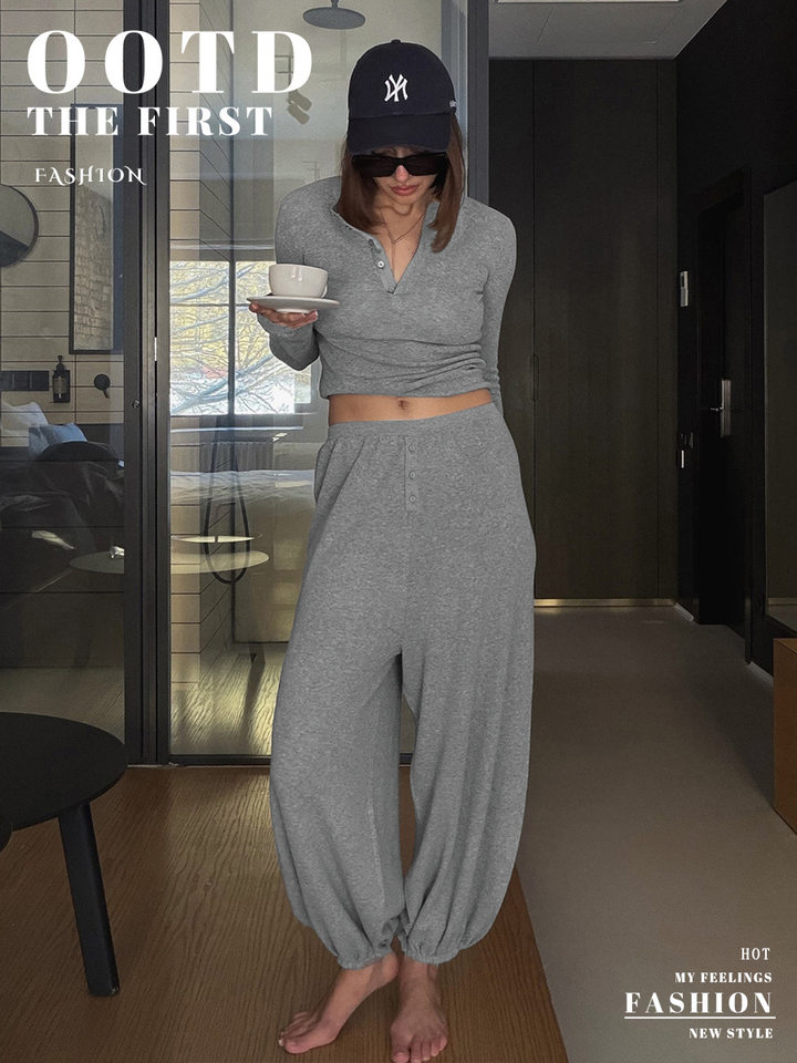 Bộ hai món nữ áo croptop cổ Henley dài tay và quần jogger bo gấu dáng ôm — màu xám chi tiết 1