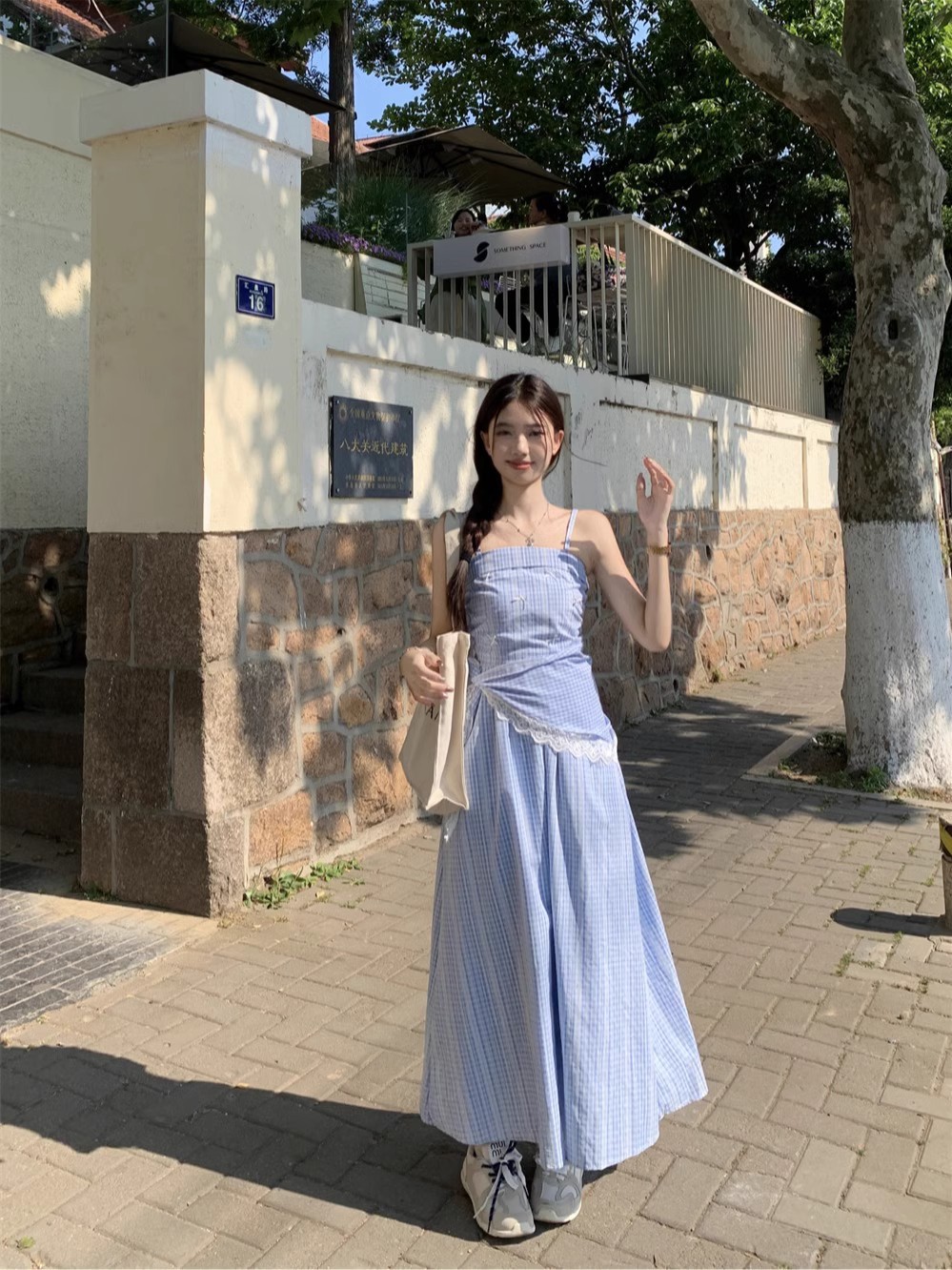 【オリジナルの作り方】青いチェック柄の胸のストラップのワンピース女性の夏のフランス感は腰を収めて痩せて見えるスカートです。