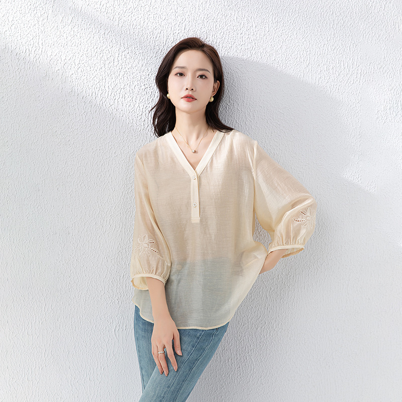 Xinge Elegant V-neck Hollow-out Embroidered Seven-point Lantern Sleeve Top 2024 Summer New Tempel Cool Shirt