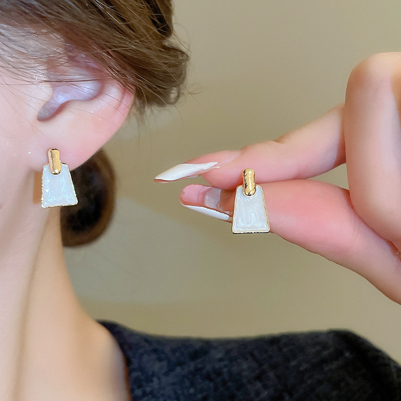 Pendientes de perlas asimétricas con cuernos de diamantes súper parpadeantes de plata Pendientes de nicho de viento frío femenino Pendientes de lujo ligero de alta calidad