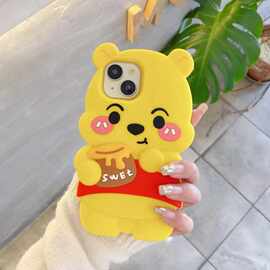 适用iphone16可爱卡通3D立体硅胶黄色小熊抱蜜蜂罐子软防摔手机壳