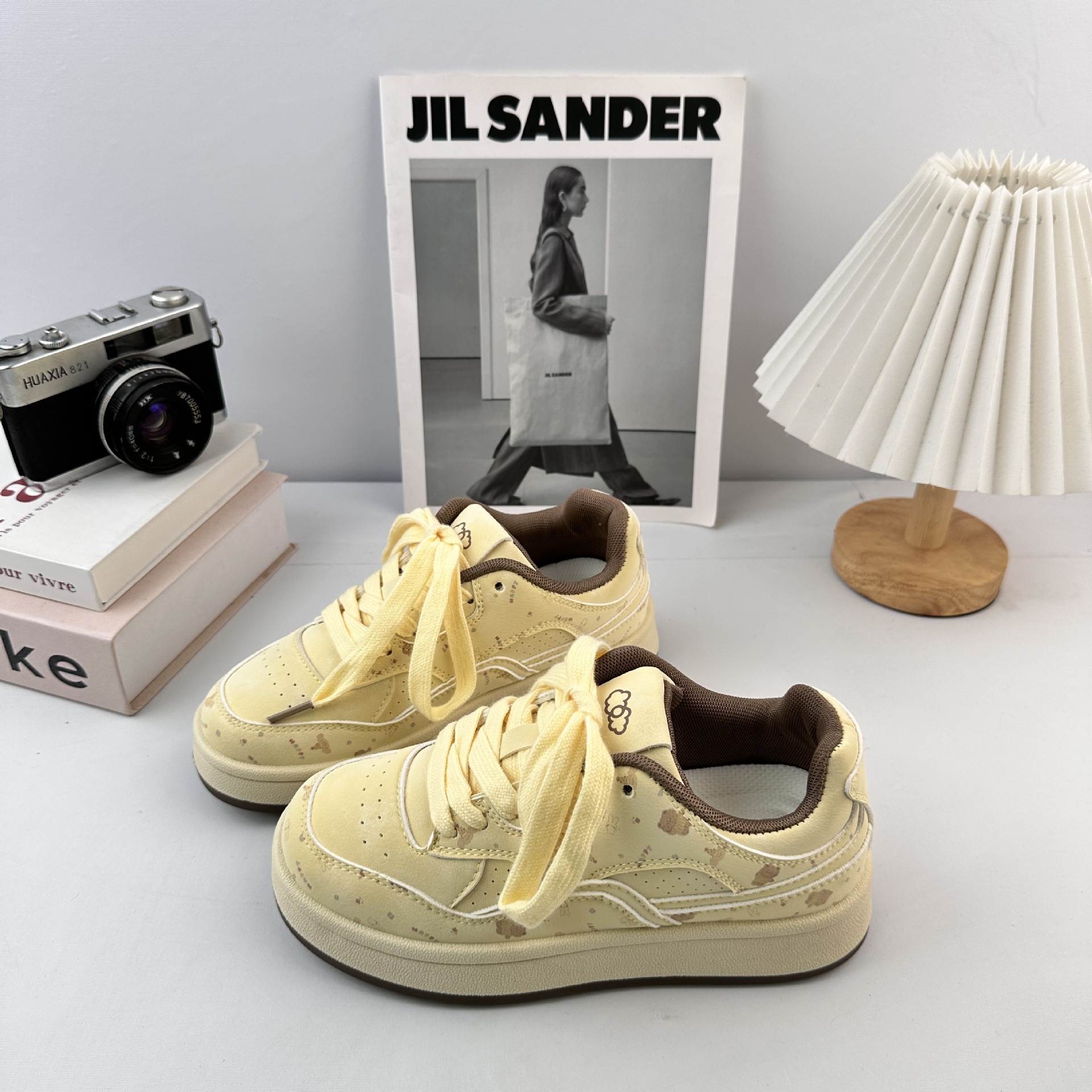 Zapatos de moda de mujeres Yuanbo 2025, zapatos de skate para mujeres coreanas, zapatos blancos rojos de nicho, zapatos de placa azul de glaciar.