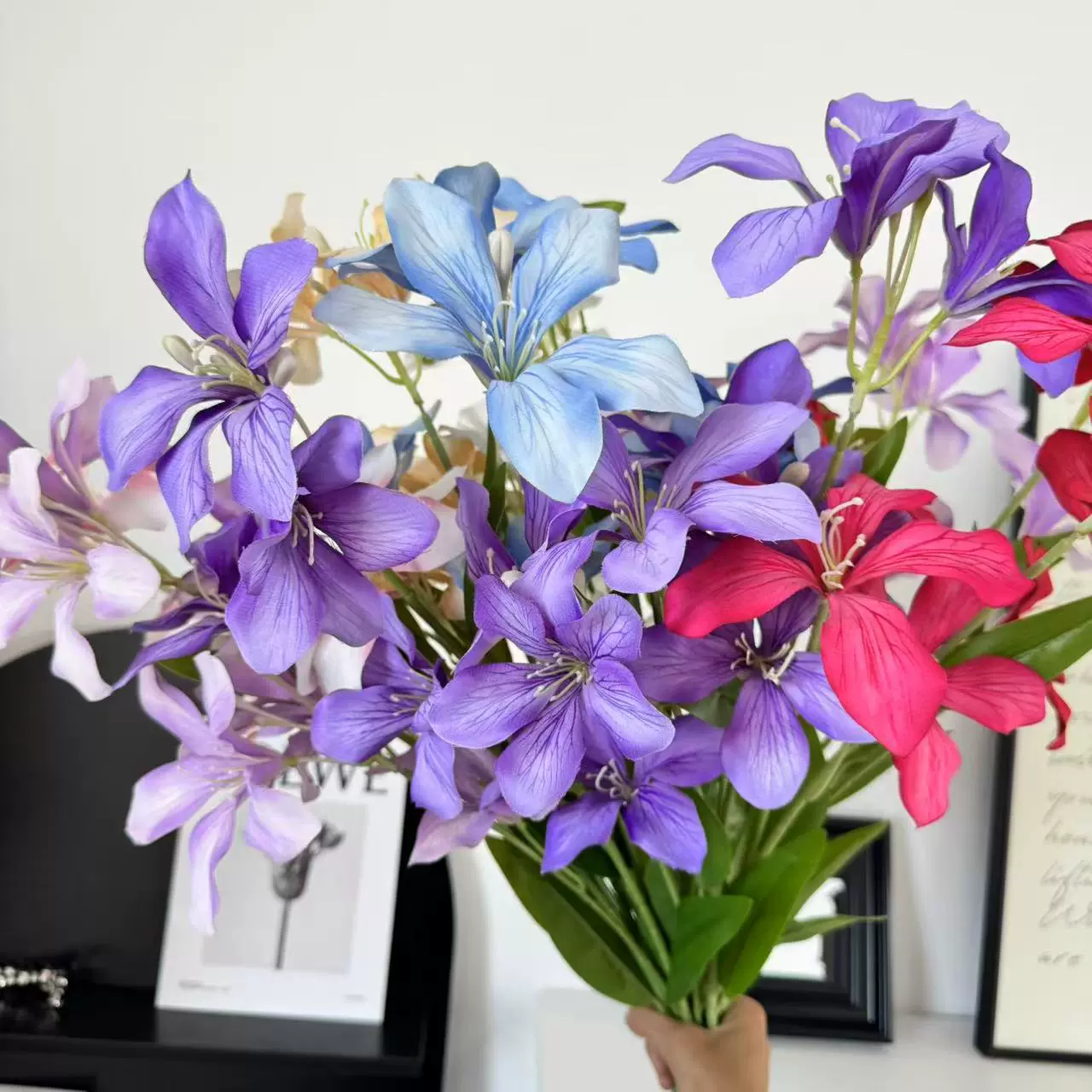 红色火焰兰假花婚庆仿真花迎宾区背景墙插花装饰绢花婚礼地排花