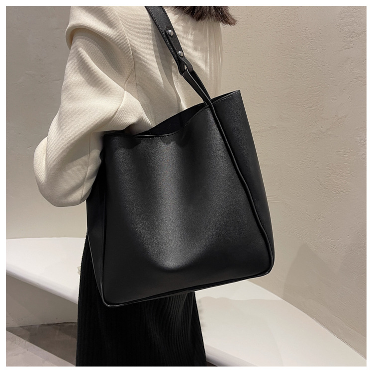 300g Weight Magnetic Buckle Closure Type Single Shoulder Strap Strap Type Bucket Bag Bags Type Pu Leather Material Solid Color Pattern Streetwear Style Beige, Black Color Large Size Large Pu Leather Streetwear Bucket Bag 2