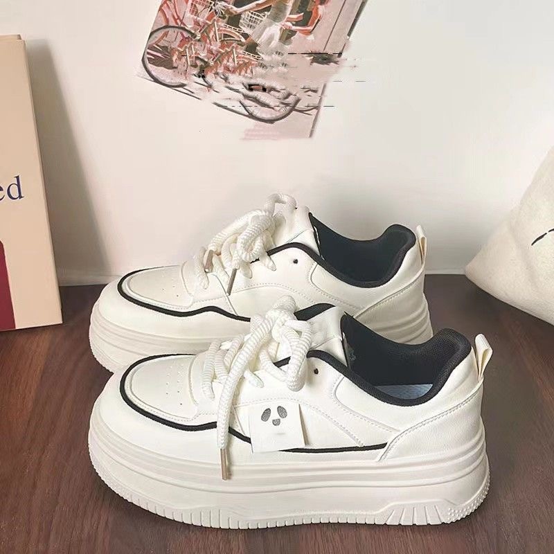 Aumentar la altura de los zapatos blancos de primavera y verano 2025, nuevos zapatos de estilo coreano para estudiantes de alto valor retrógrado de estilo de Hong Kong.