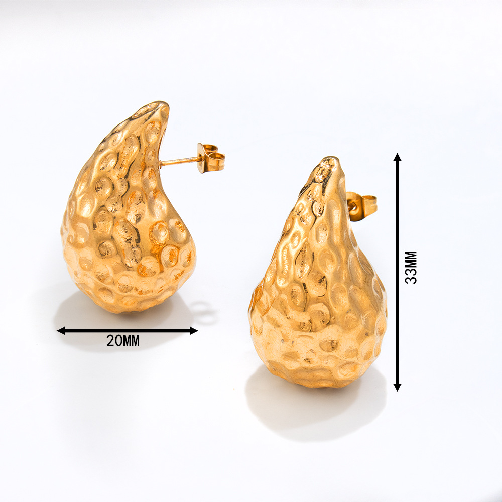 Diseño de gama alta sentido 18K oro Acero inoxidable gota de agua patrón martillo hueso de la oreja ins moda femenina pendientes geométricos europeos y americanos a juego