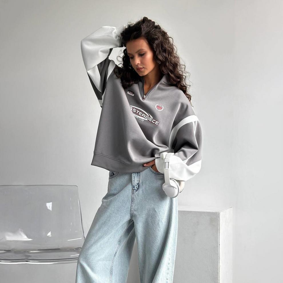 Felpa con stampa patchwork a righe laterali, stile street style, con mezza zip e lettere color block in stile americano_voghion.com