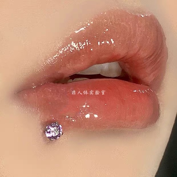 16G labret stud size and finish detail