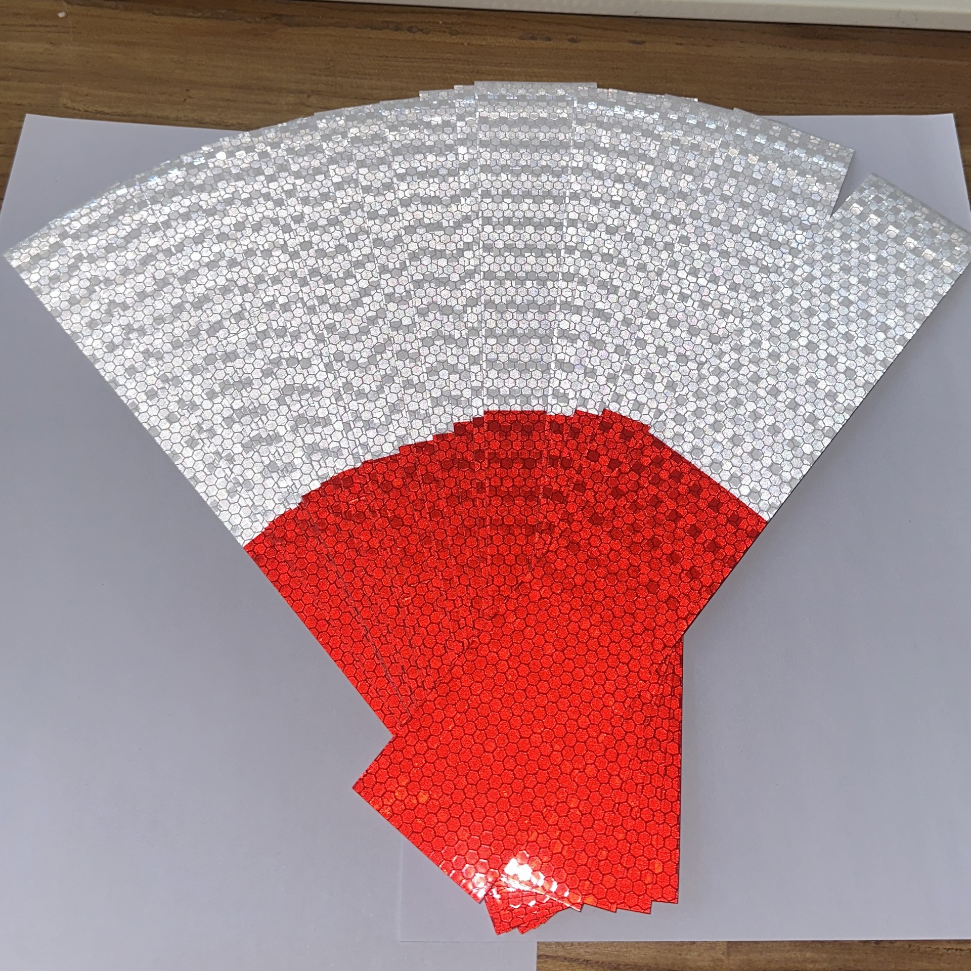 Rojo y blanco neutro reflector adhesivo de carretera película reflectante reticular adhesivo reflectante especial de inspección anual con adhesivo posterior tira reflectante