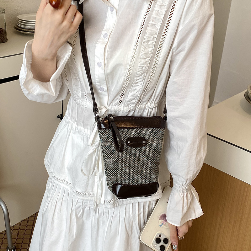 2026 bolsos casuales inclinados bolsos de moda para mujeres móviles de un solo hombro día cubos para llevar un nuevo bolso coreano tejido súper caliente