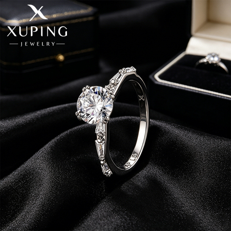 Xuping incrustado formado anillo de zinc cuadrado aleación de cobre chapado blanco elegante ligero lujoso anillo de compromiso de estilo