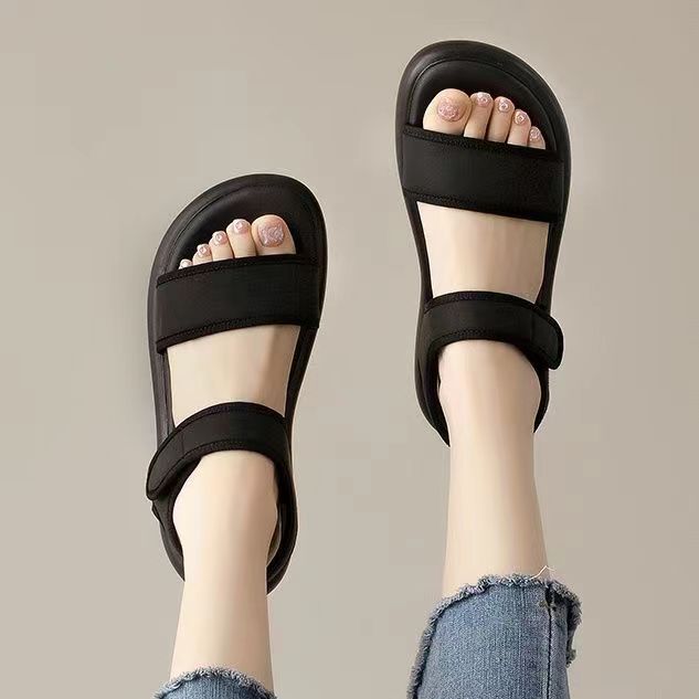 2026 verano nuevas sandalias de playa de fondo plano deportivo casual velcro con falda zapatillas negras para mujeres