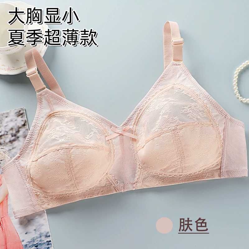 Летом тонкий бюстгальтер большого размера с большой грудью показывает маленькое нижнее белье