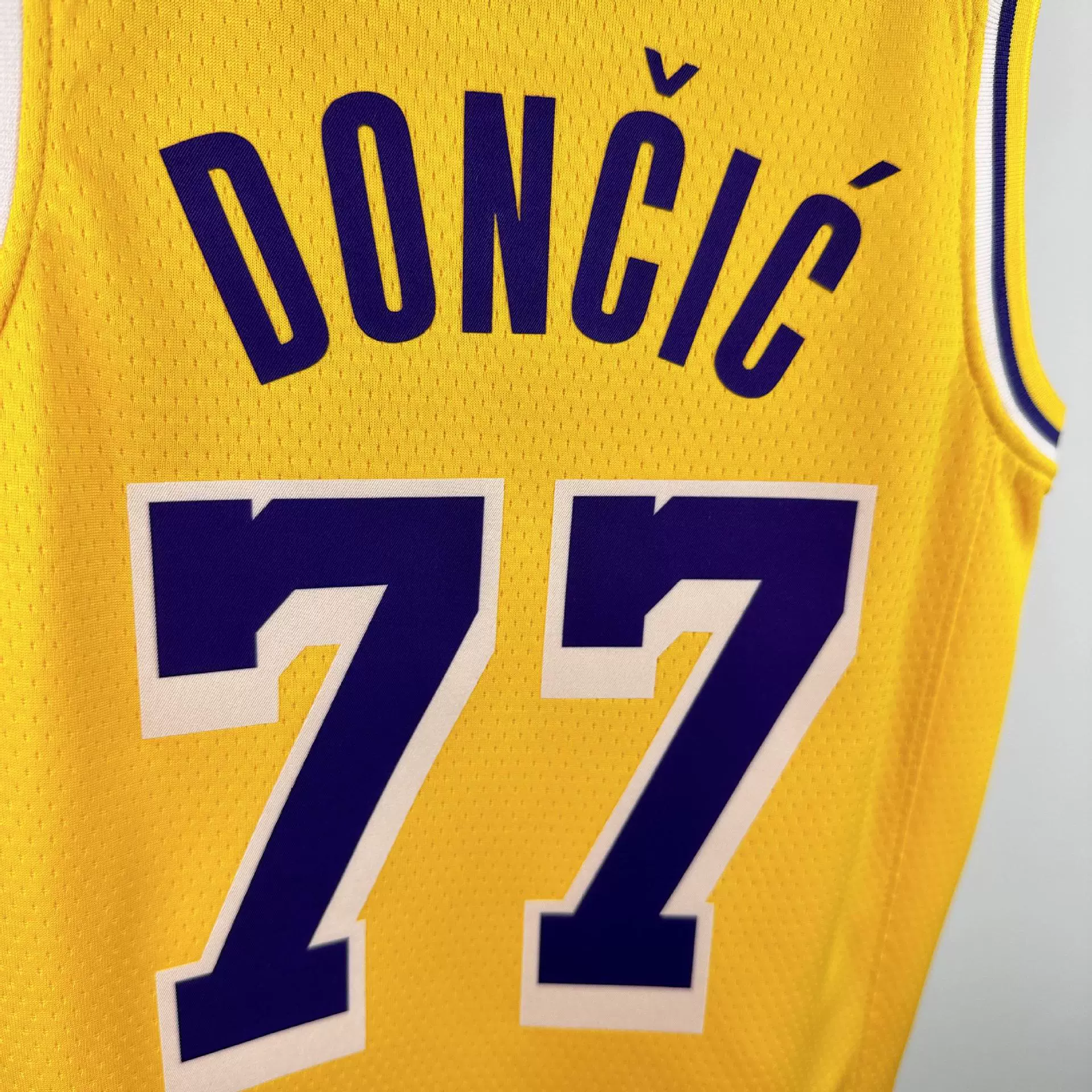 Детская и молодежная одежда. Футболка НБА Lakers Snake Pattern № 77 Дончич № 8 24 Коби № 6 23 Джеймс