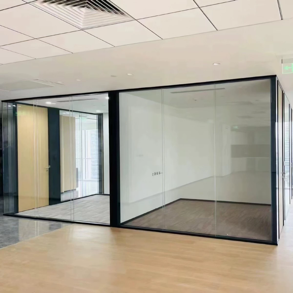 Экспортируется в иностранное офисное стеклянное перегородочное стекло из алюминиевого сплава, панорамное однослойное закаленное стекло, внутренняя стальная и внешняя алюминиевая перегородка