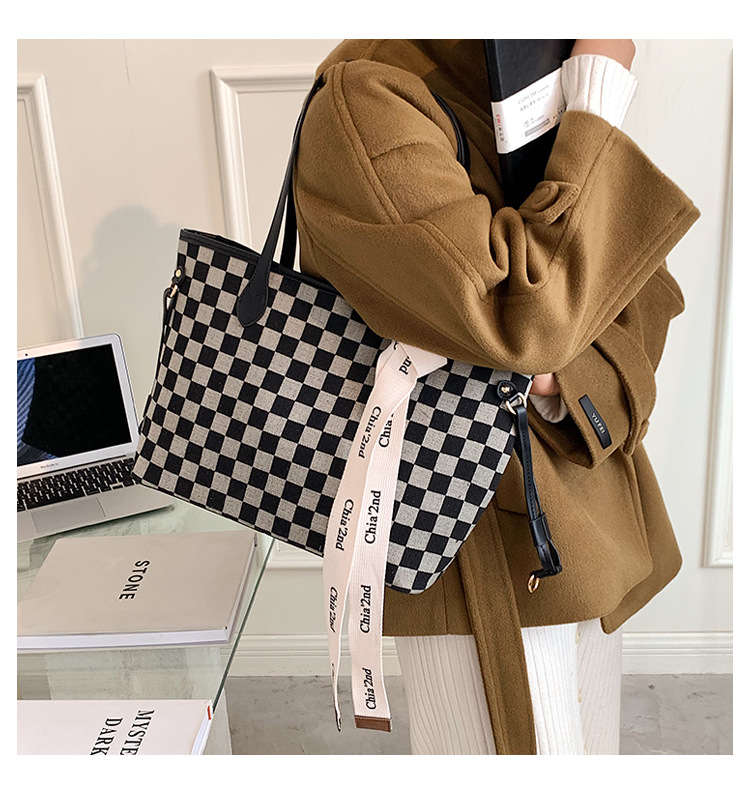 Autumn and winter largecapacity bags new fashion checkerboard commuter shoulder tote bagpicture3