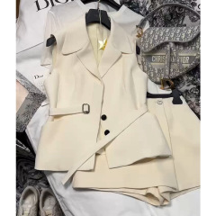 夏の服とセットの洋風ファッションファッションの雰囲気があります。