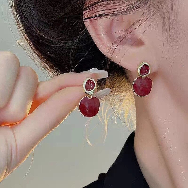 French Style Retro Hong Kong Style Red Phnom Penh Round Earrings 2023 New Women's Senior Niche Design Stud Earrings