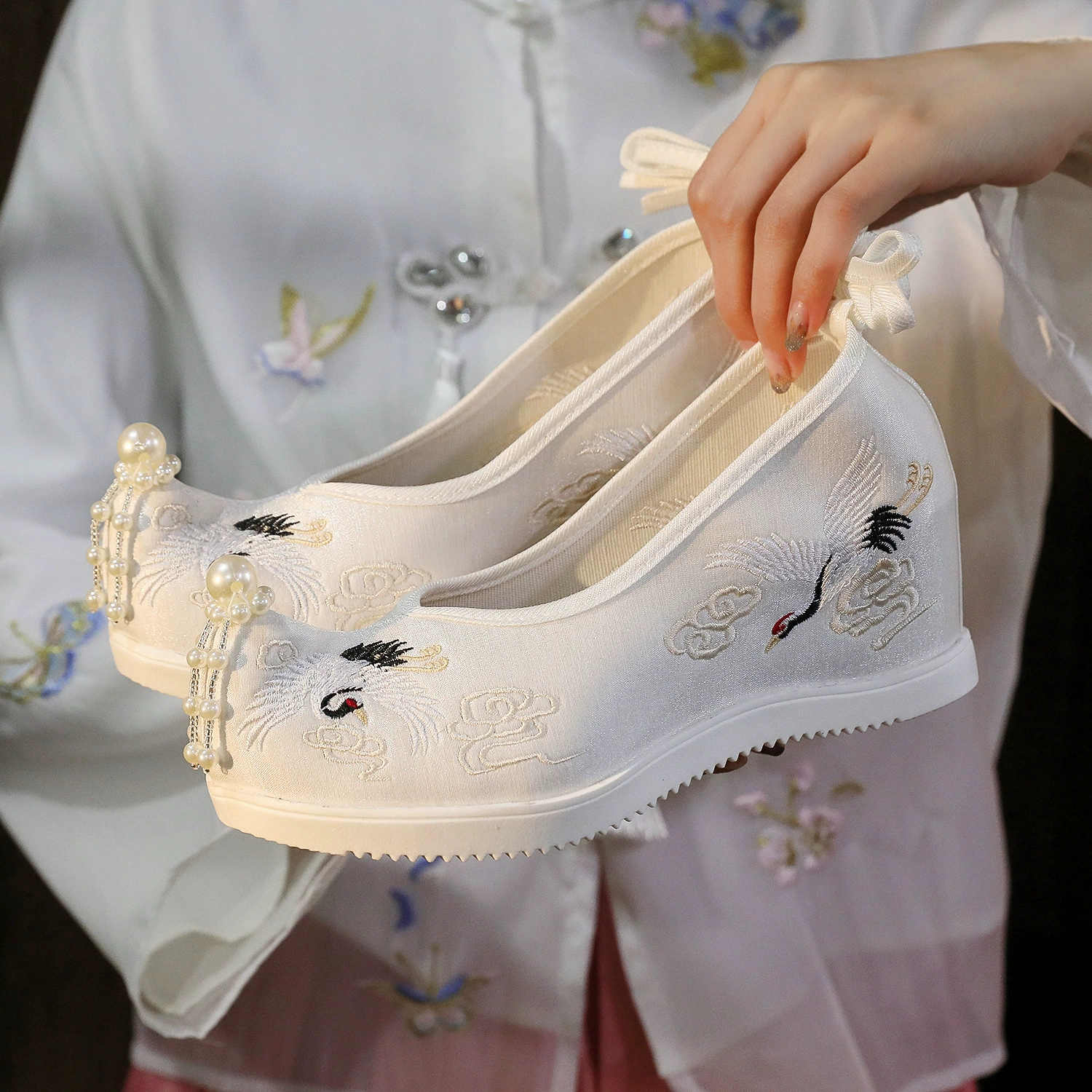 [Cloud Crane] 2024 Весенняя новая ткань с поднятым носком и жемчугом скрытой высоты обувь с вышивкой в старинном стиле обувь ханьфу в этническом стиле