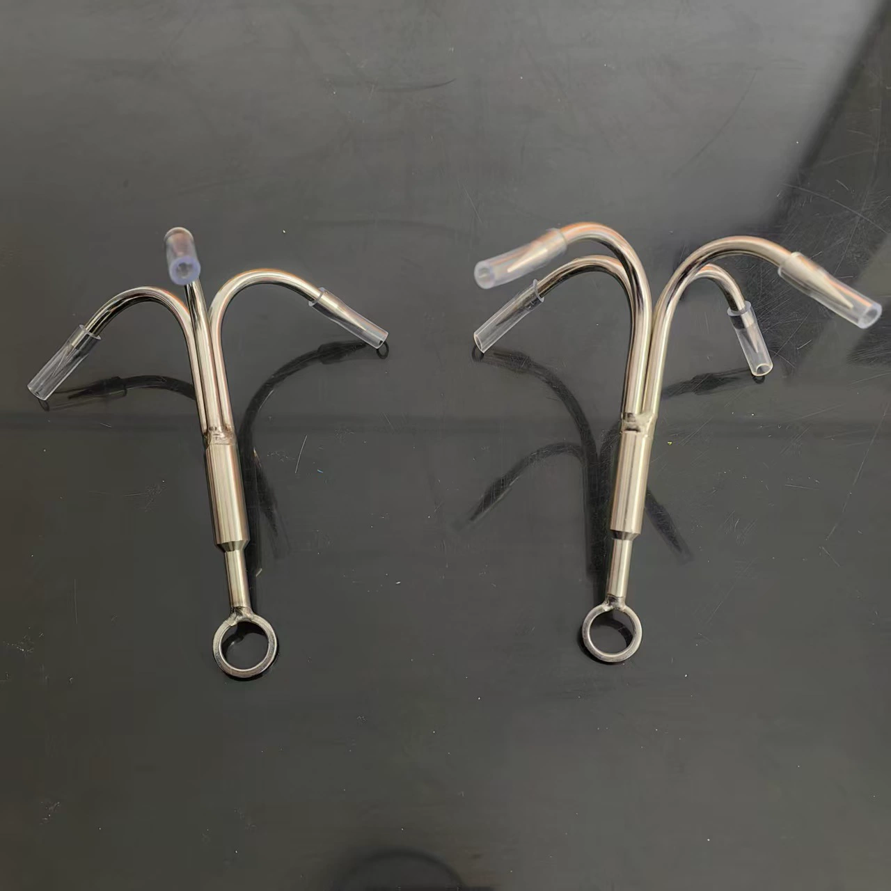 Производитель поставляет металлический крюк с тремя когтями и четырьмя когтями из нержавеющей стали