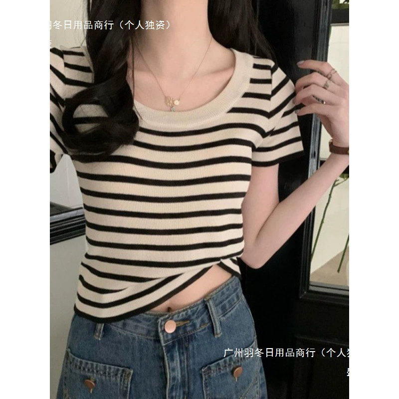 Женская футболка с короткими рукавами и квадратным вырезом во французском стиле, черно-белая полоска с большим U-образным вырезом, новинка 2024 года, летний нишевый короткий топ