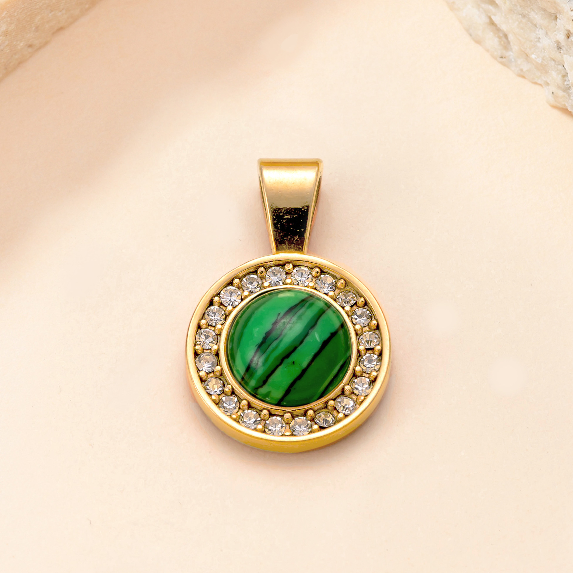 Colgante único venta directa de fábrica joyería de acero inoxidable fundición redondo con incrustaciones accesorios de piedra natural retro joyería de bricolaje de lujo ligero