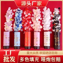 結婚式の手は礼花筒の小さい礼砲をねじって結婚式の噴花筒の花火の花火を弾きます。