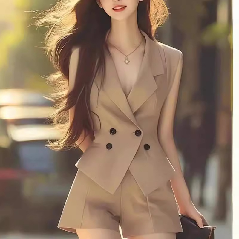 Summer wear with a set of capable temperament brown sleeveless suit jacket shorts cold wind salt wear suit