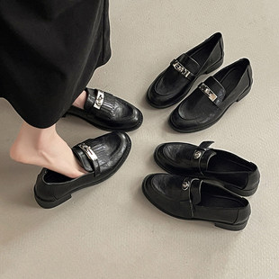 С���ָ����eСƤЬŮ�r��Ӣ���L����Ьһ�_�ňA�^��Ь������ŮЬ