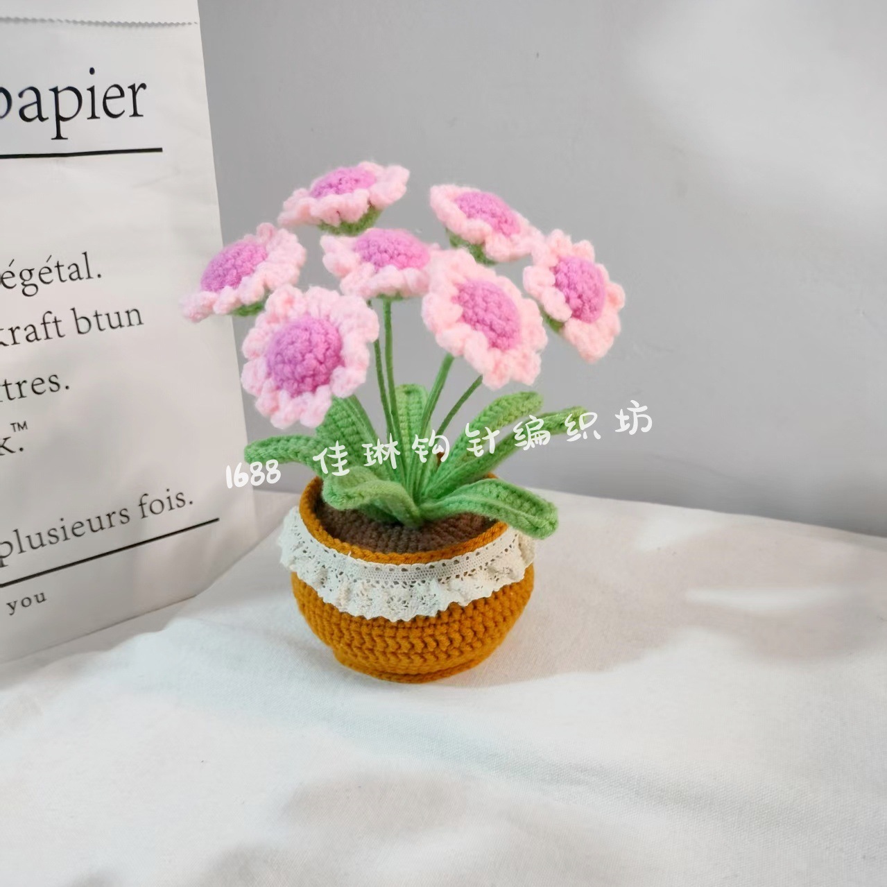 Producto terminado crochet a mano transfronterizo pequeña margarita en maceta adorno para el hogar lana tejido flor artificial mesa decoración de bonsai