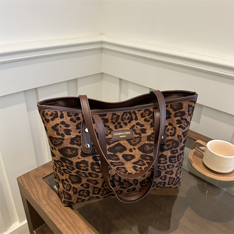 Bolsa de gran capacidad de leopardo para mujeres otoño y invierno 2024 nuevo tipo de bolso de hombro de moda extranjera versátil bolso de viaje retro