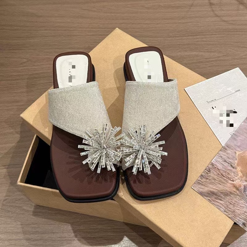 La pendiente gruesa y los fuegos artificiales de diamante con zapatillas de dedo de punta para mujeres de verano 2026 nuevas zapatillas de playa versátiles de alta calidad