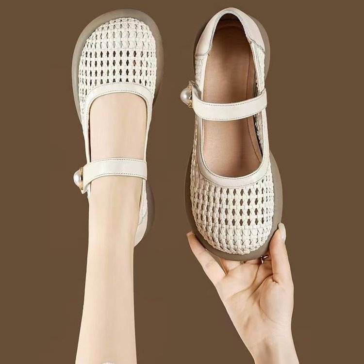 Sandalias de mujer verano 2026 nuevo hueco de cuero suave tela de tela de base suave zapatos de madre zapatos de mujer