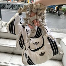 阿迪三叶草褶皱帆布腋下包包女2025秋季新款潮撞色条纹单肩云朵包