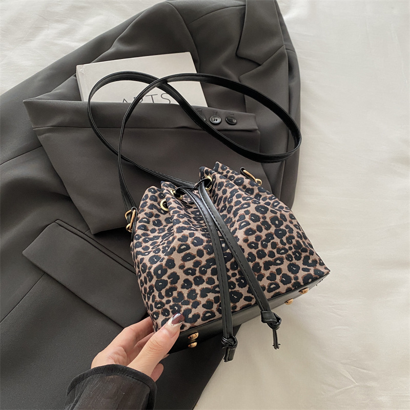Nicho de diseño de leopardo correa bolso de cubo de agua mochila para mujeres 2024 nuevo popular bolso de hombro a cuadrillas portátiles