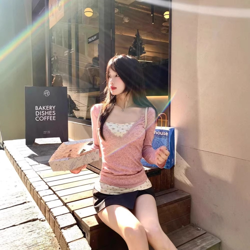 Lace Floral Fake Two-Piece Long-Sleeved T-Shirt for Women, New Winter Style, Sweet and Spicy Girl Style, Slim Fit, V-Neck, Versatile Outerwear Top