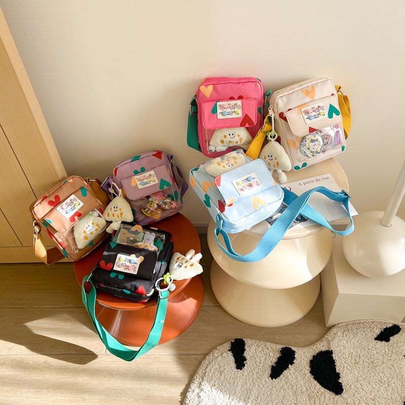 2025 nuevo bolso para niños japonés pequeño y fresco amor bolso de mensajero para niños y niñas con solapa con colgante bolso de hombro para niños