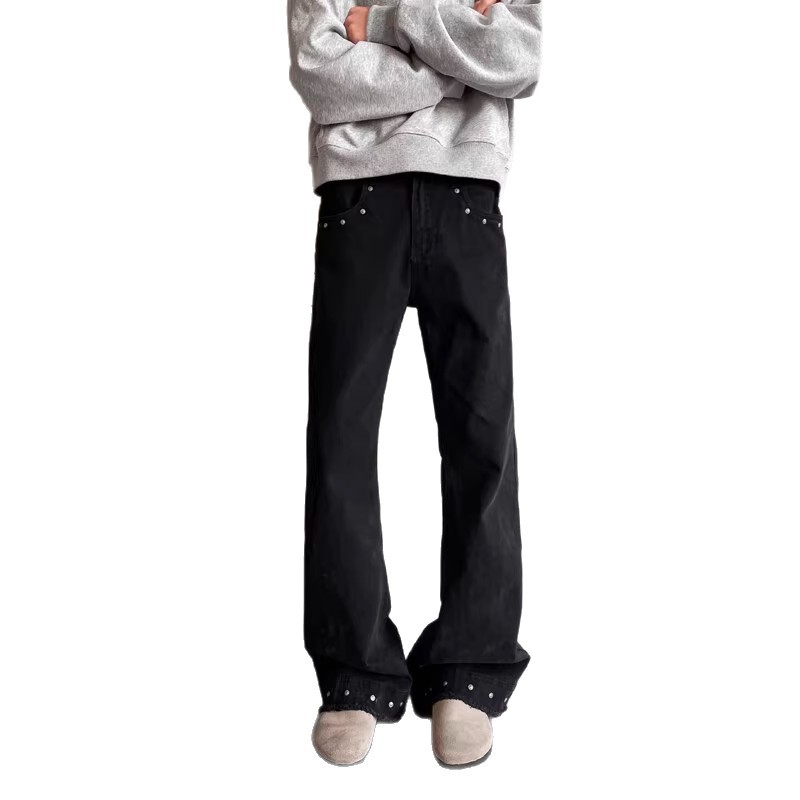 Jeans slim fit neri da uomo con polsini borchiati, bordi sfilacciati, pantaloni larghi stile hip hop leggermente svasati, lunghi fino al pavimento_voghion.com