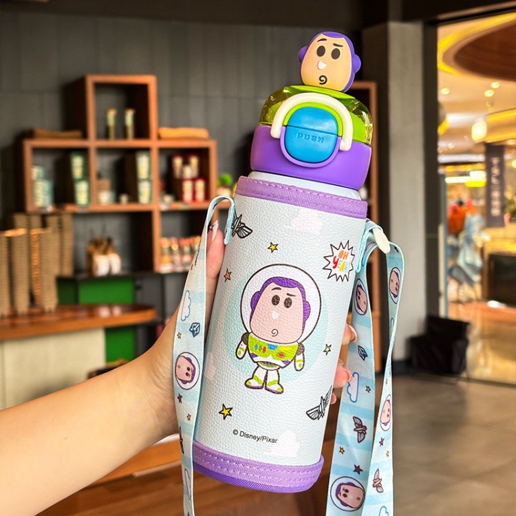 Strawberry Bear Bas Lightyear Co-branding Taza de aislamiento para niños Taza de paja de doble boca de bebida Taza de agua de dibujos animados de alta capacidad