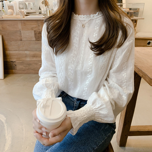 Lantern-sleeve lace base shirt for women, chic 2025 spring-style Korean-style spliced crew-neck blouse with fashionable long sleeves