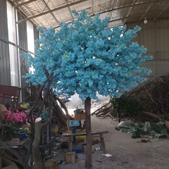 青い桜の木の造花の木の願い事の木の室内の装飾のウェディングホテルのロビーの映画とテレビの造景の桃の木をシミュレーションします。