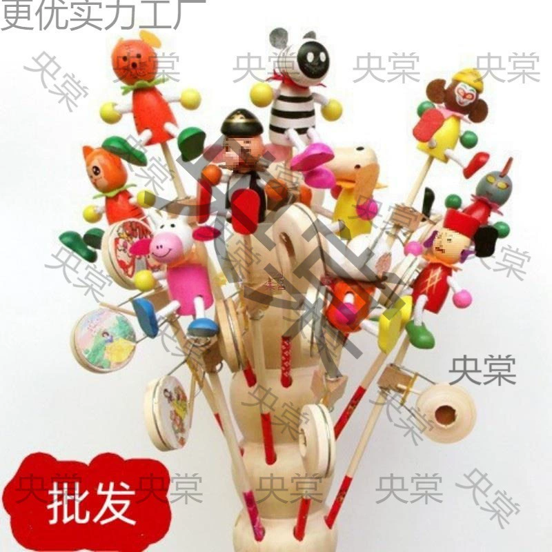 Детские кукольные ручные барабаны качаются счастливыми деревянными деревянными людьми качаются барабаны