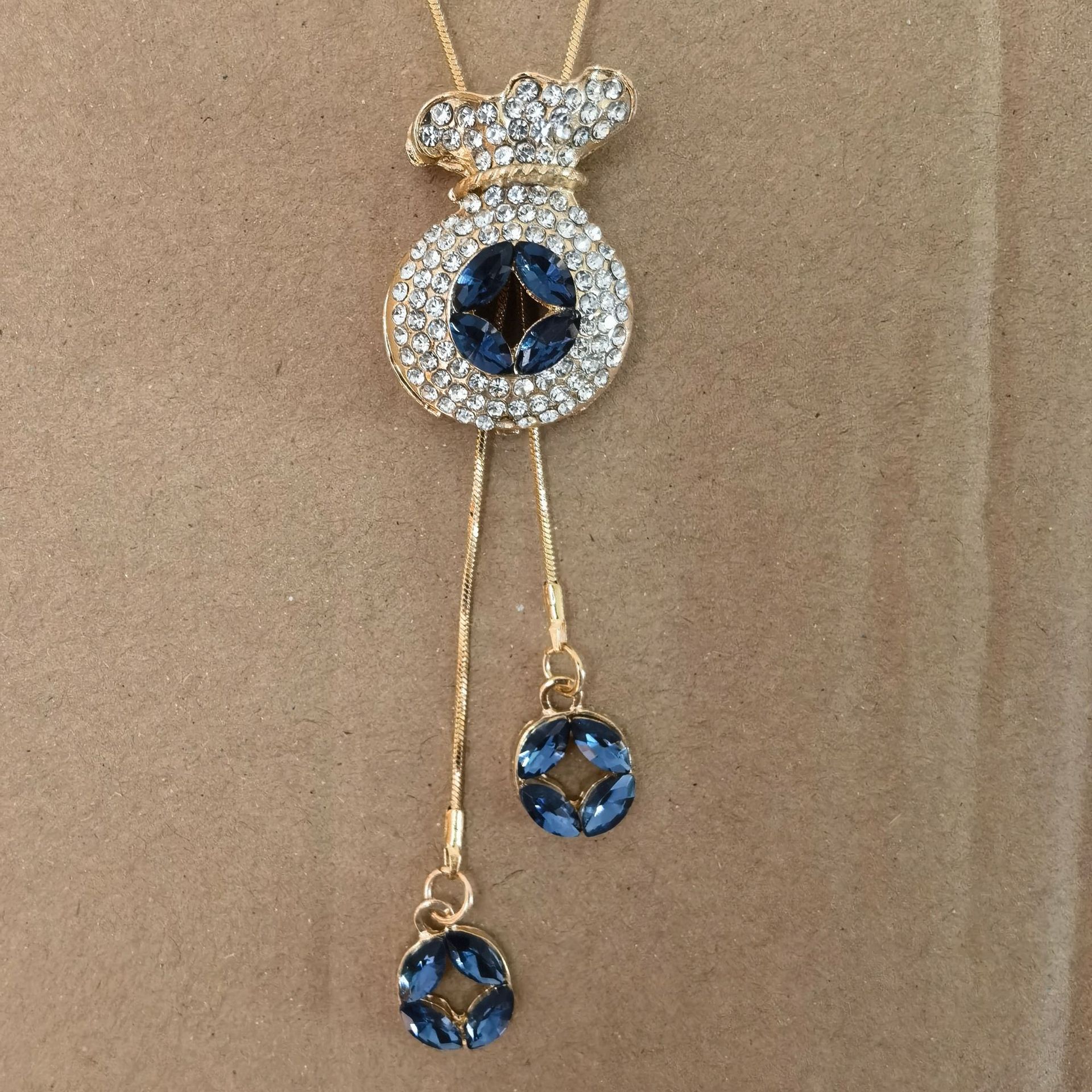 Colar longo com pingente amuleto em strass e tassel_voghion.com