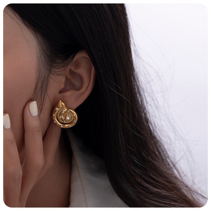TENA diseño original de concha de estilo nicho de acero inoxidable zircon aretes de oro 18K