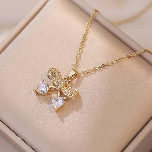 Fashionable and Simple Women's Necklace with Heart and Flower Pendant, Embedding Gems, Unique Design, Versatile Clavicle Chain Accessory.